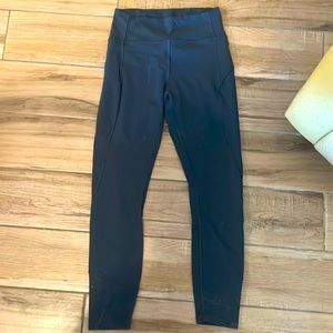 LULULEMON SIZE 6 LEGGINGS